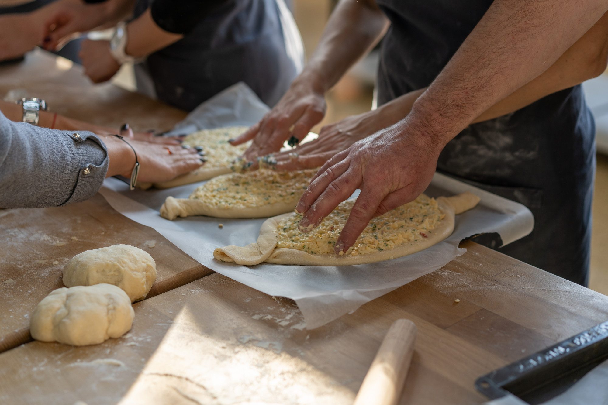 Dettaglio mani che impastano focaccia