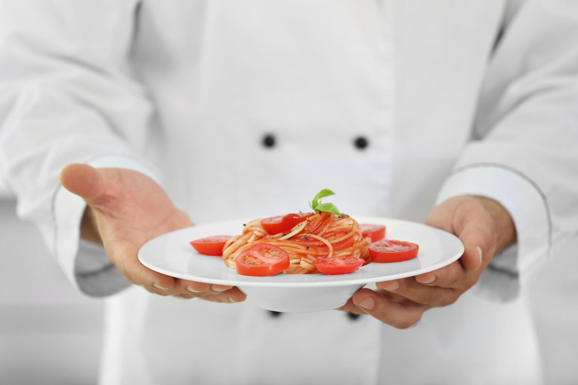 Chef insegna ricetta tradizionale in cucina luminosa